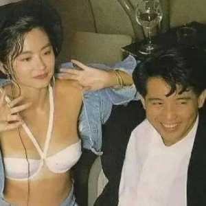 林青霞43年前与秦汉合影照 时尚性感