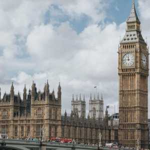 中国“爱国留学生”英国当街殴打集会旅英港人