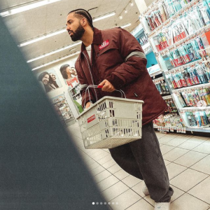 Drake闪现多伦多Shoppers！身穿"平民夹克"火了！网友：出联名!