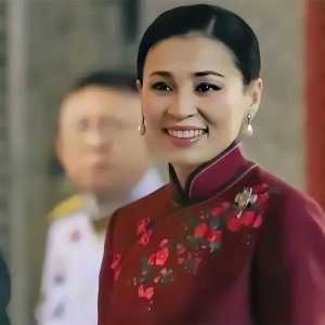手握45个博士学位，泰国王后能笑到最后吗？
