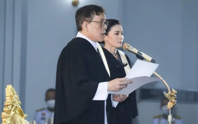● 泰王为苏提达颁发博士学位证书