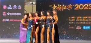 选美女模“丢高跟鞋”怒砸评委 网友狂猜：潜规则？
