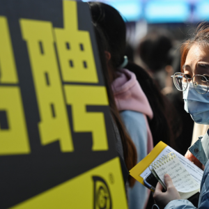 纽时：中国掀起35岁失业没结婚没孩子魔咒