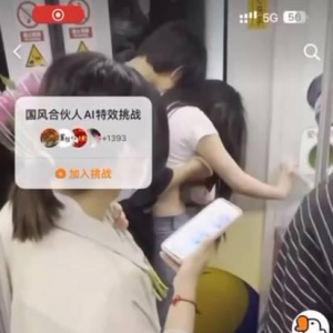 众目睽睽之下 上海地铁小情侣上演活春宫 乘客劝阻不了