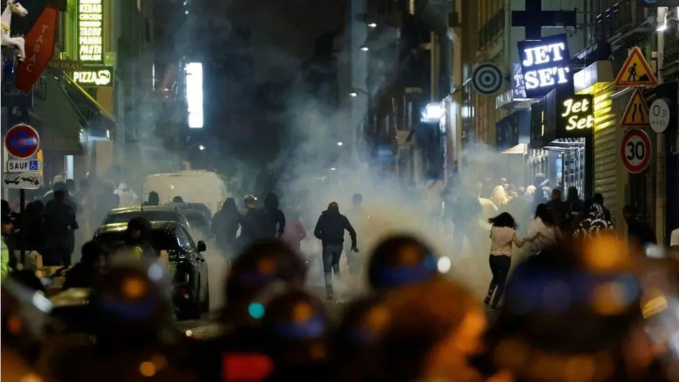 ●为维持秩序，巴黎街头警方使用了催泪瓦斯 / 网络