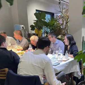 叶伦抵京第一餐吃云南料理 筷子用得熟练 最爱吃这道菜