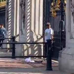 男子将自己铐白金汉宫大门上 扬言要自残 与警僵持数小时