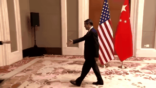 叶伦向何立峰“多次鞠躬”影片流出 挨轰：卑躬屈膝辱国格