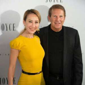 绯闻频传却不离婚？ 李玟老公Bruce被爆想得到钱