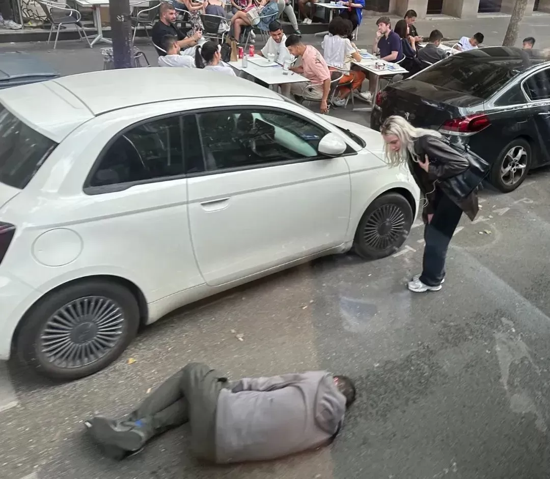 ◆香榭丽舍大道街头的两个“平行”世界（摄影：金博）