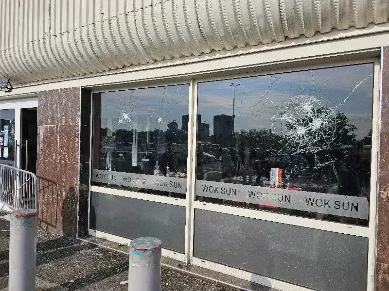 ◆中餐馆外侧玻璃被砸。（摄影：叶旭群）