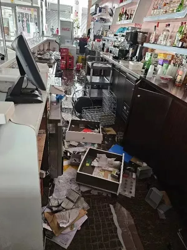 ◆叶旭群位于法国郊区的一家中餐馆在骚乱中被砸。（摄影：叶旭群）