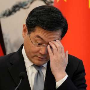 中国外长成美国人的爹？分析：保不保秦刚 习陷两难