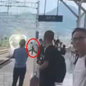 影／见列车靠站纵身一跃 浙江温岭男子跳轨轻生不治