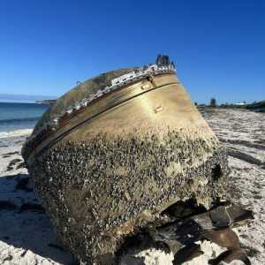 马航MH370零件？澳洲海滩惊见巨大不明金属物体