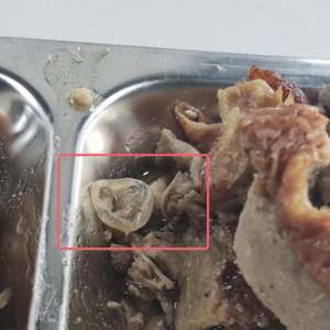 广州职校食堂疑吃出避孕套 校方称“鸭子眼球膜”(慎入)