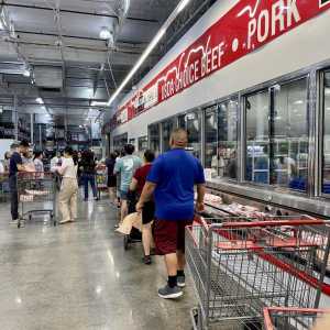 通膨影响？好市多烤鸡大卖 还要排队才能买
