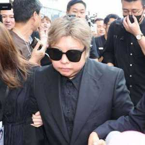 众星录像片悲送李玟… 韩红憔悴被搀扶入场 萧亚轩追思会从头哭到尾