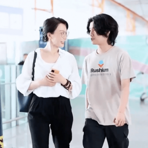 陈数现身机场接儿子回国 20岁大象长变样