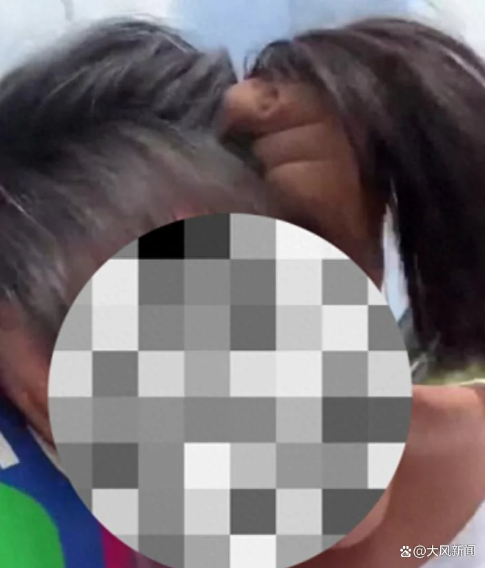 视频显示，一位女士揪着一名年轻女子的头发
