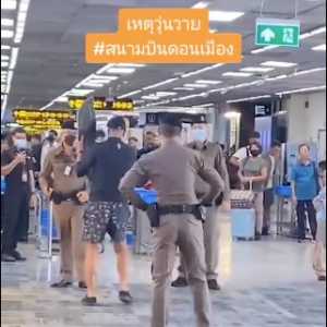 视频疯传：中国旅客曼谷机场发飙 用滑板“大战”警察