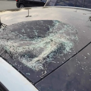 列治文华裔一家出门晚餐惊闻警报：Tesla突然被砸中 车顶全碎了！