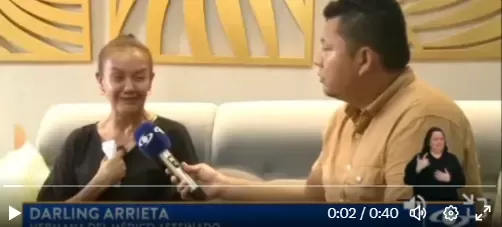 · 阿列塔的姐姐（左）在接受采访时痛哭。