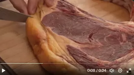 · 丹尼尔在美食频道中教授观众切火腿肉。