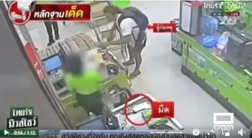 · 在超市购物的丹尼尔。
