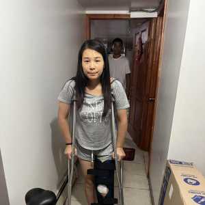 纽约华女深夜下班乘地铁回家 被歹徒推落铁轨 左腿骨折