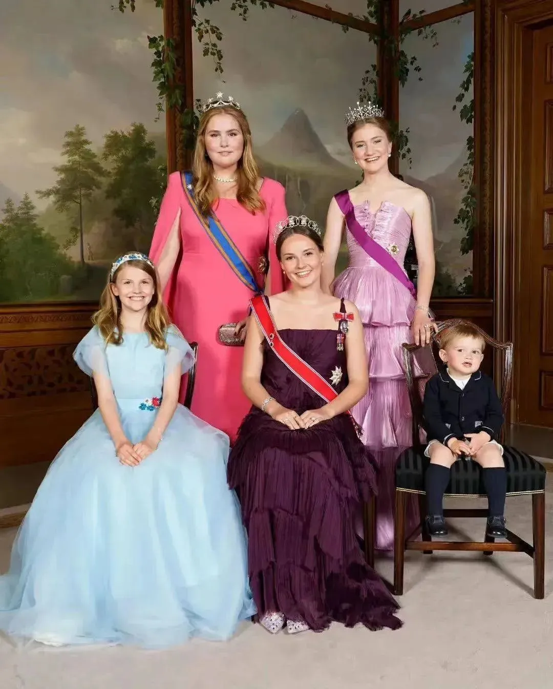 2022年6月17日，在挪威的英格丽德公主的成年礼上，瑞典、比利时、荷兰的几位公主留下了珍贵的合影