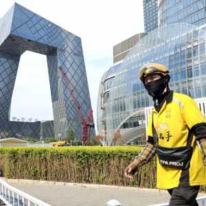中国教授卧底送外卖 赚得少又常受辱
