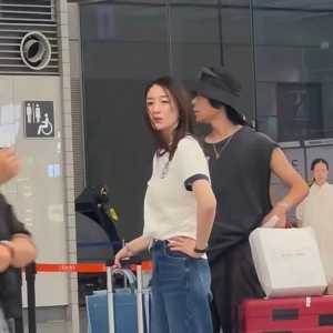 李小冉亮相上海火车站 47岁活成了27岁