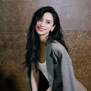 Angelababy送儿上学泄逆天长腿 疑家长群组头像曝光