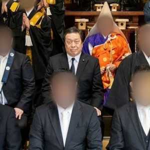 被媒体曝光与“黑社会成员”合影,日本防卫相承认