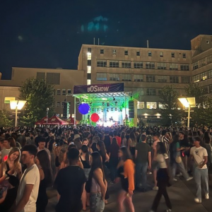 安省知名大学迎新也"疯马"：拉女学生参加18禁表演！