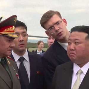 金正恩弯腰查看俄罗斯匕首导弹,朝鲜“我全都要”