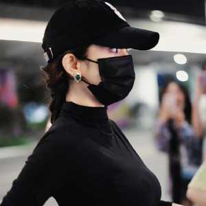 杨幂一身黑亮相机场 粉丝赞：包紧紧也很火辣