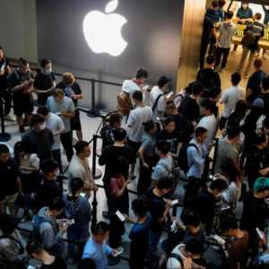 华为不香了?中国果粉抢购iPhone15 排队人潮曝光