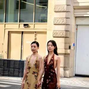 董洁携小22岁赵今麦拍大片 身材清瘦