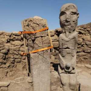 土耳其出土1万1400年前雕像 男子紧握生殖器、表情生动
