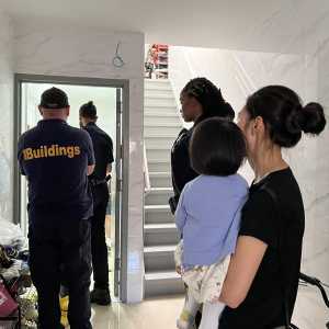 布碌仑8大道单亲妈 疑遭房东骚扰恐吓…陌生男闯住所 门锁还被破坏
