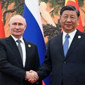 普京习近平见面互称“老朋友” 双方密谈近3小时