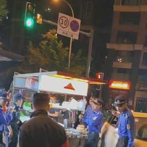 成都城管街头执法突然倒地，围观群众指其碰瓷摊贩