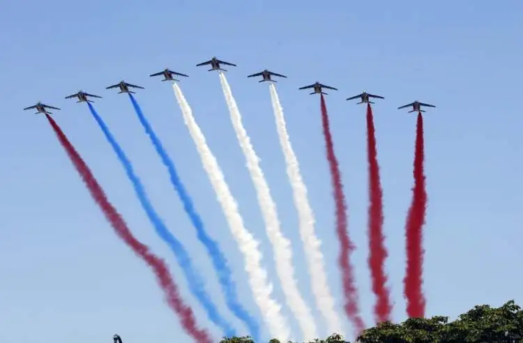 2018国庆阅兵仪式上“搞错”国旗颜色的飞机，增加了法国人“不靠谱”的刻板印象。（图/视觉中国）