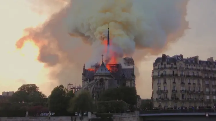 2019年4月15日，燃烧中的巴黎圣母院。（图/纪录片《修复巴黎圣母院》）