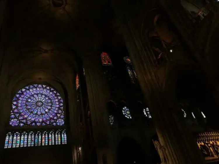 在巴黎圣母院被烧之前，它是留学生来法国必打卡的景点之一。图为其著名的彩色玻璃窗。（图/阿瑞）