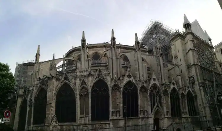 刚烧毁不久后的巴黎圣母院，木质穹顶及塔尖已经不见。（图/阿瑞 摄于2019年4月22日）