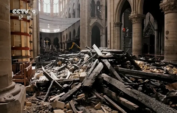 许多残骸掉落在了教堂内部。（图/纪录片《修复巴黎圣母院》）