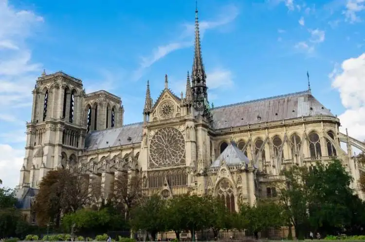 被烧毁之前，巴黎圣母院的木质塔尖十分引人注目。（图/图虫创意）
